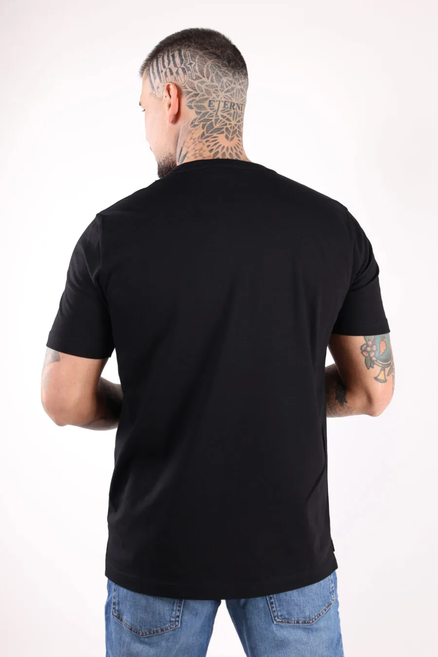 Camiseta negra con logo 