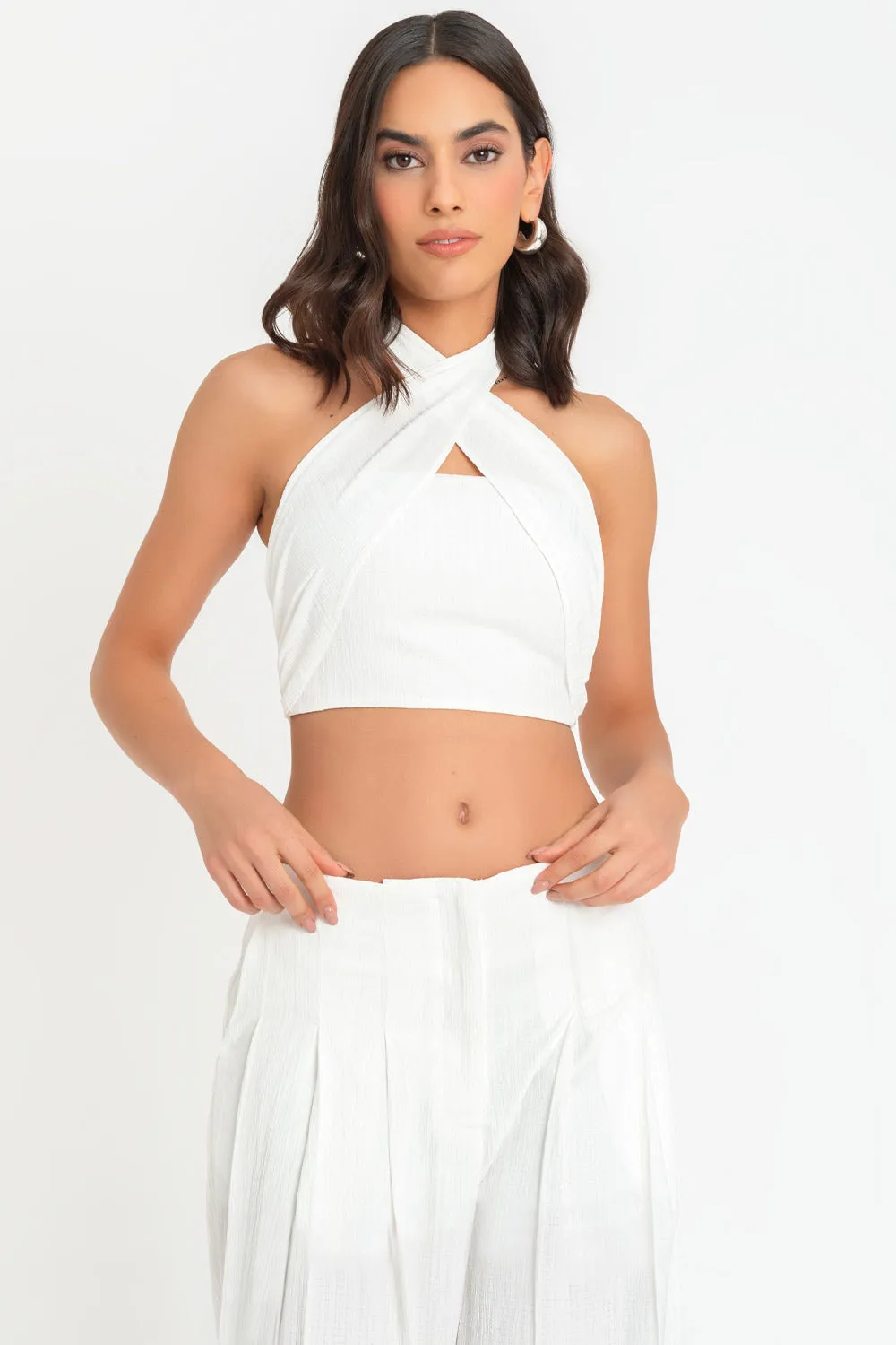 Crop top halter cruzado con lazo espalda