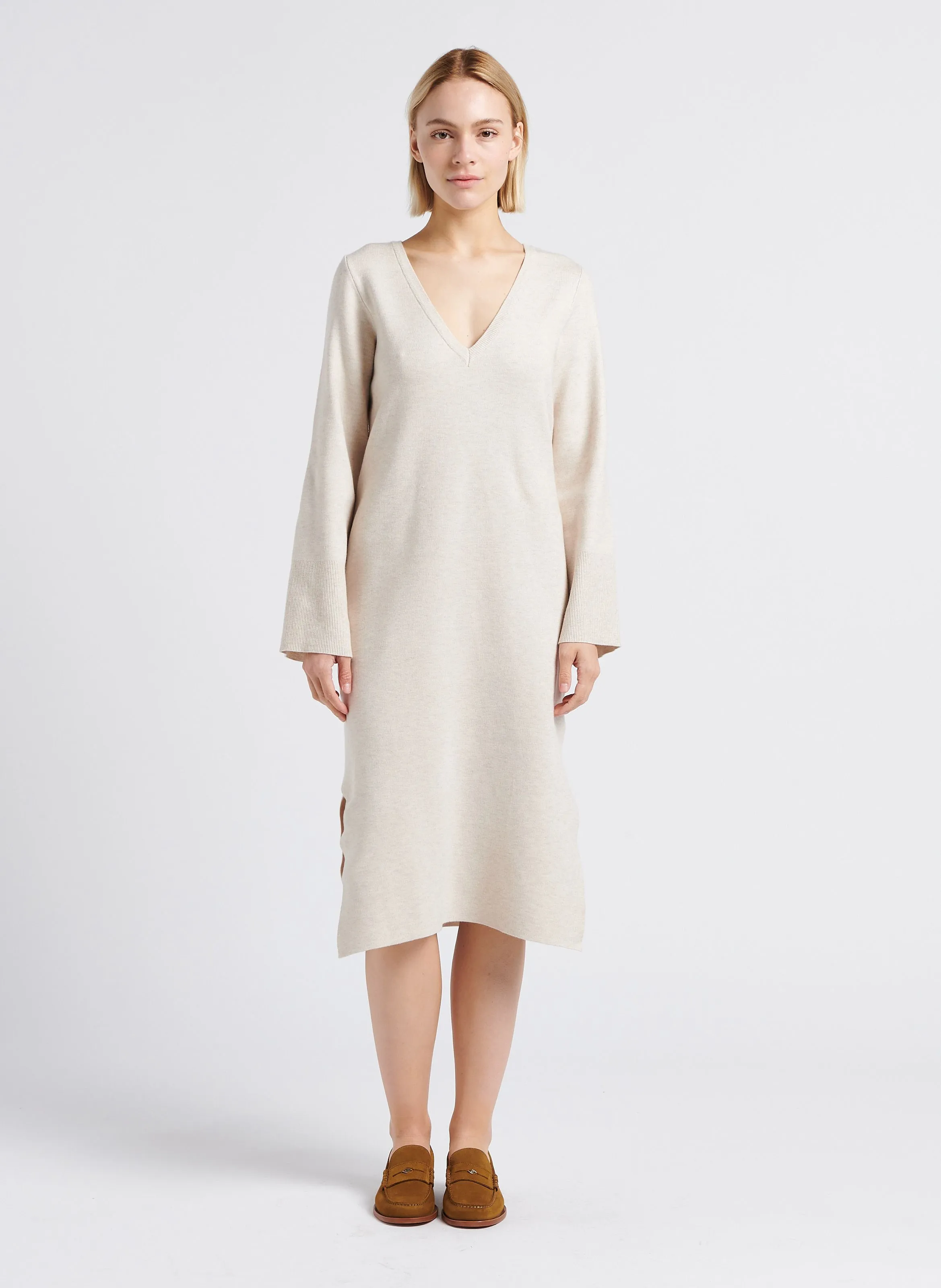 OLINJA - Vestido largo recto tipo jersey con cuello de pico en beige