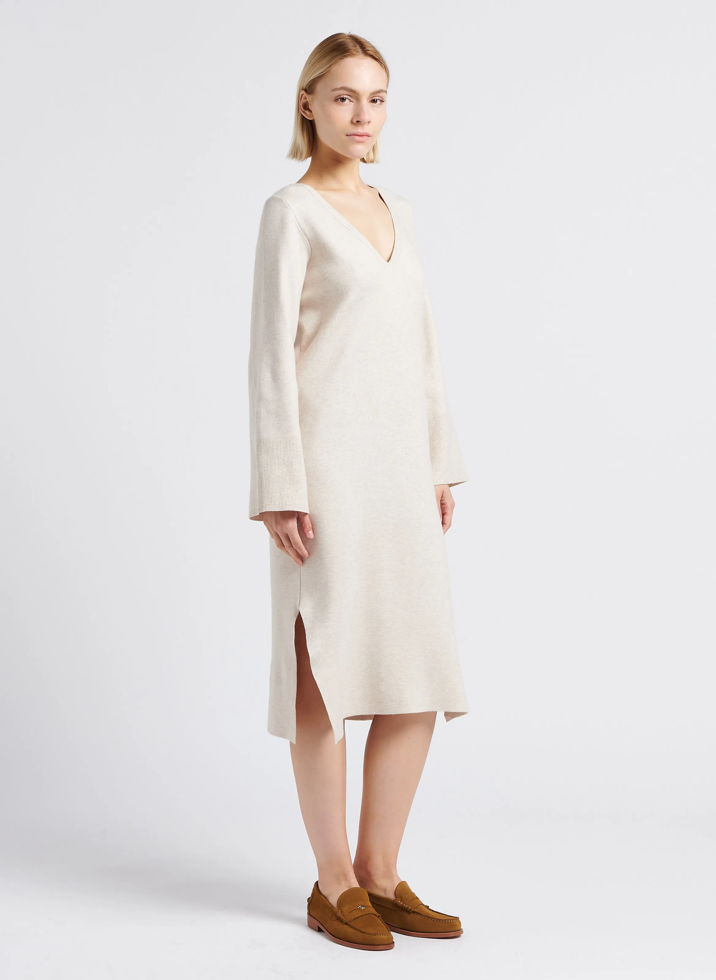 OLINJA - Vestido largo recto tipo jersey con cuello de pico en beige