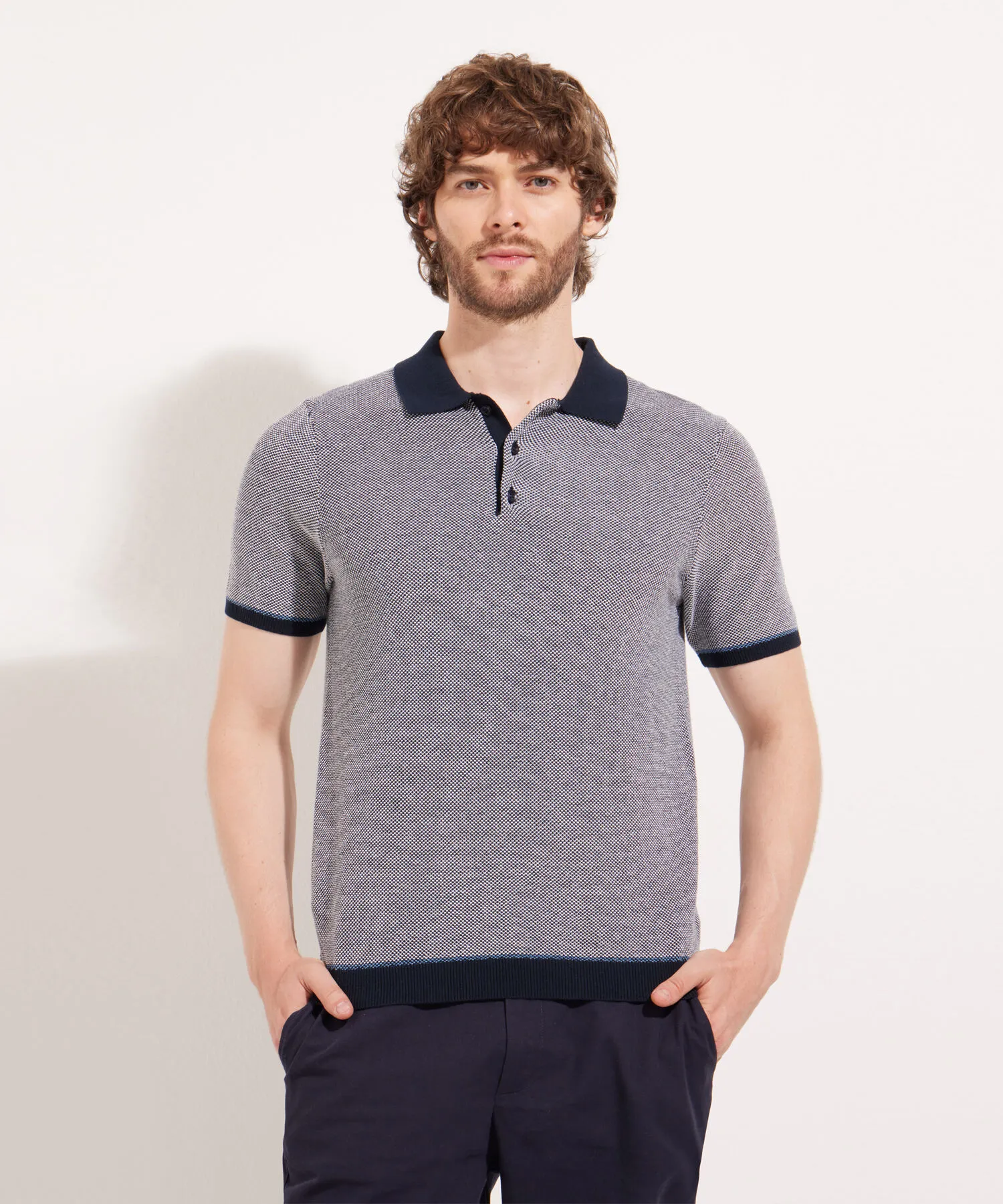 Polo Unicolor Con Detalles En Contraste-